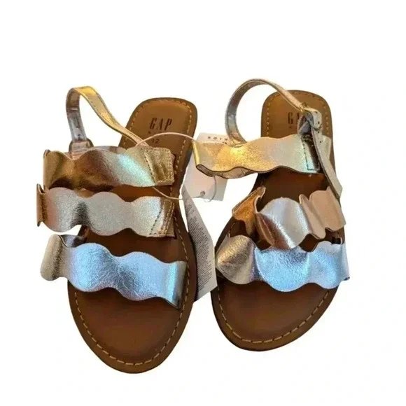 NWT Gap Kids Girl's Metallic Shiny Scalloped Silver Sandal SZ 12